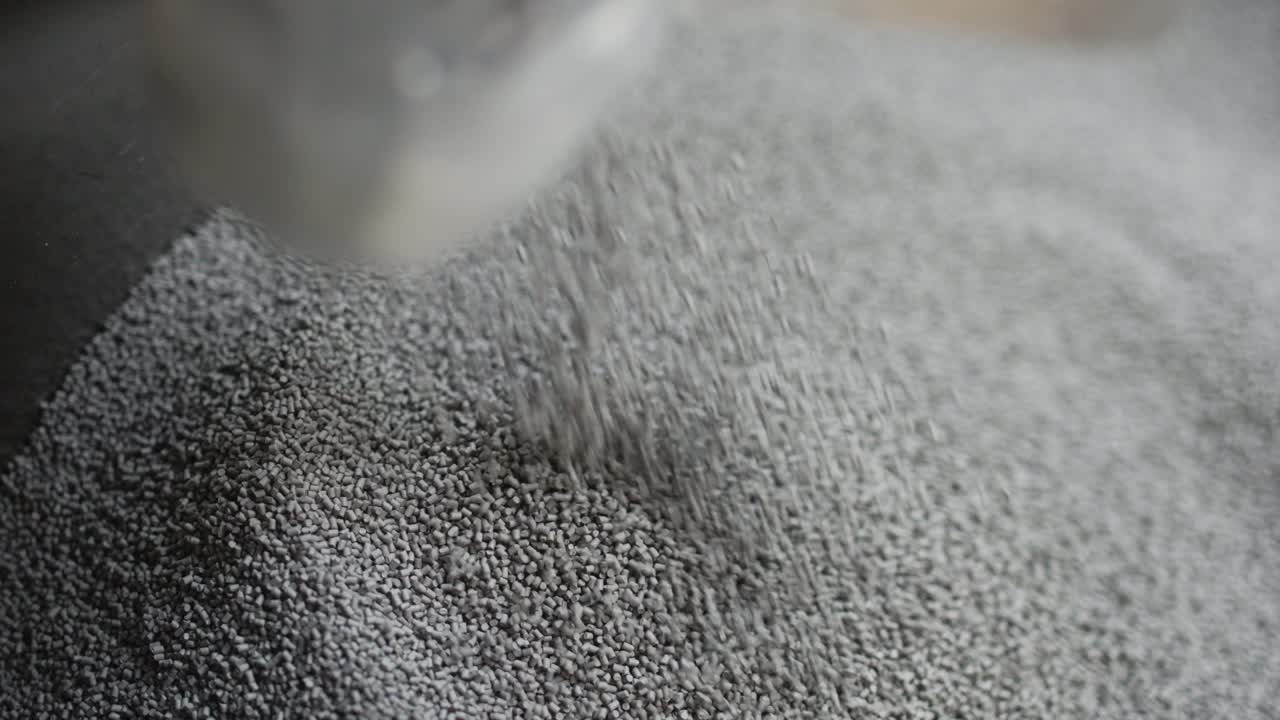 크에 플라스틱 분자를 채우십시오.