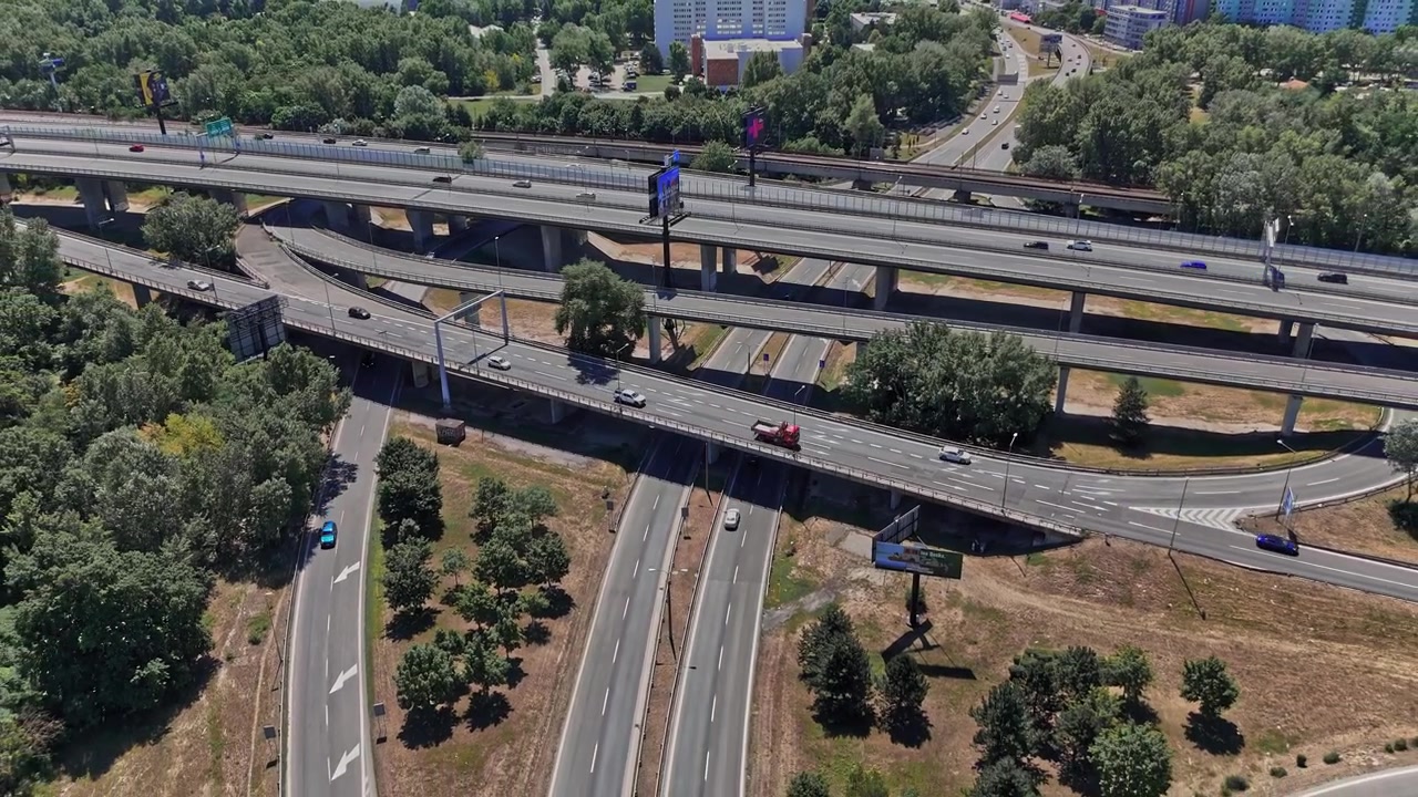 Tráfico de Bratislava en autopistas y carreteras durante el día