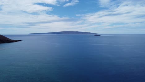 Erstaunliche-Aussicht-Auf-Hawaii-Und-Das-Boot,-Das-Im-Hintergrund-Durchfährt