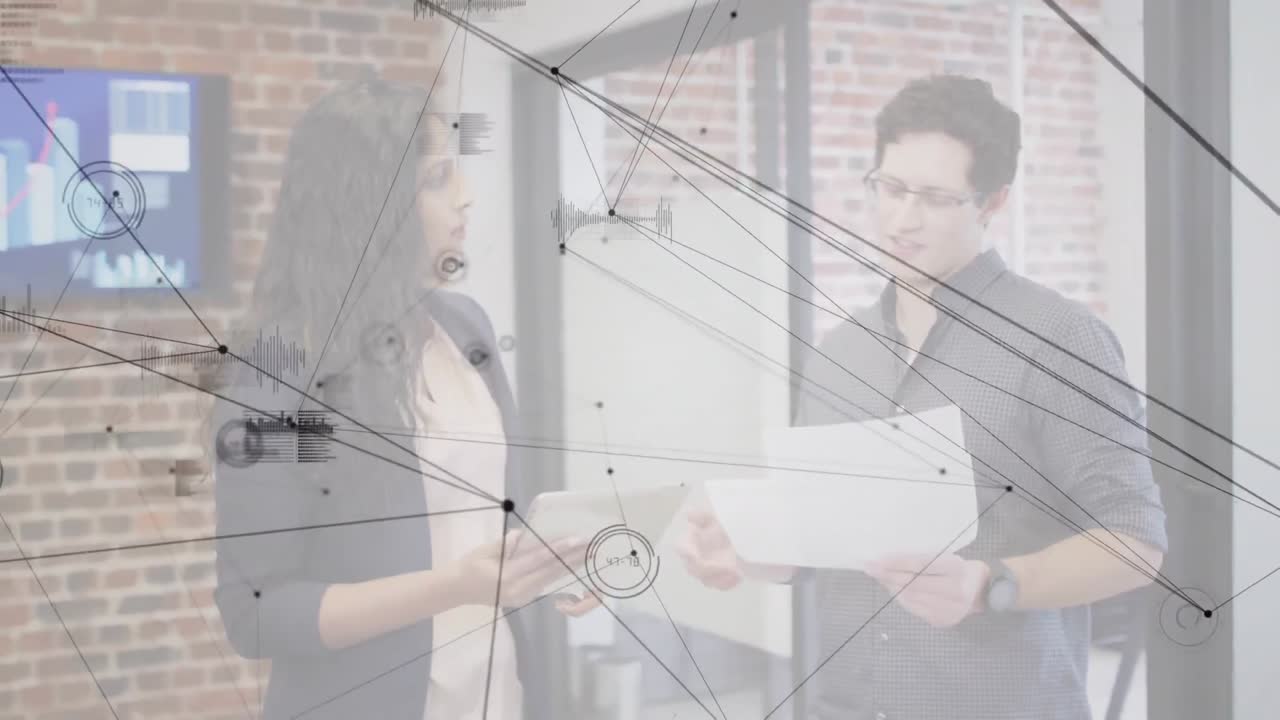 animación de la red y el procesamiento de datos sobre colegas masculinos y femeninos que hablan en la oficina