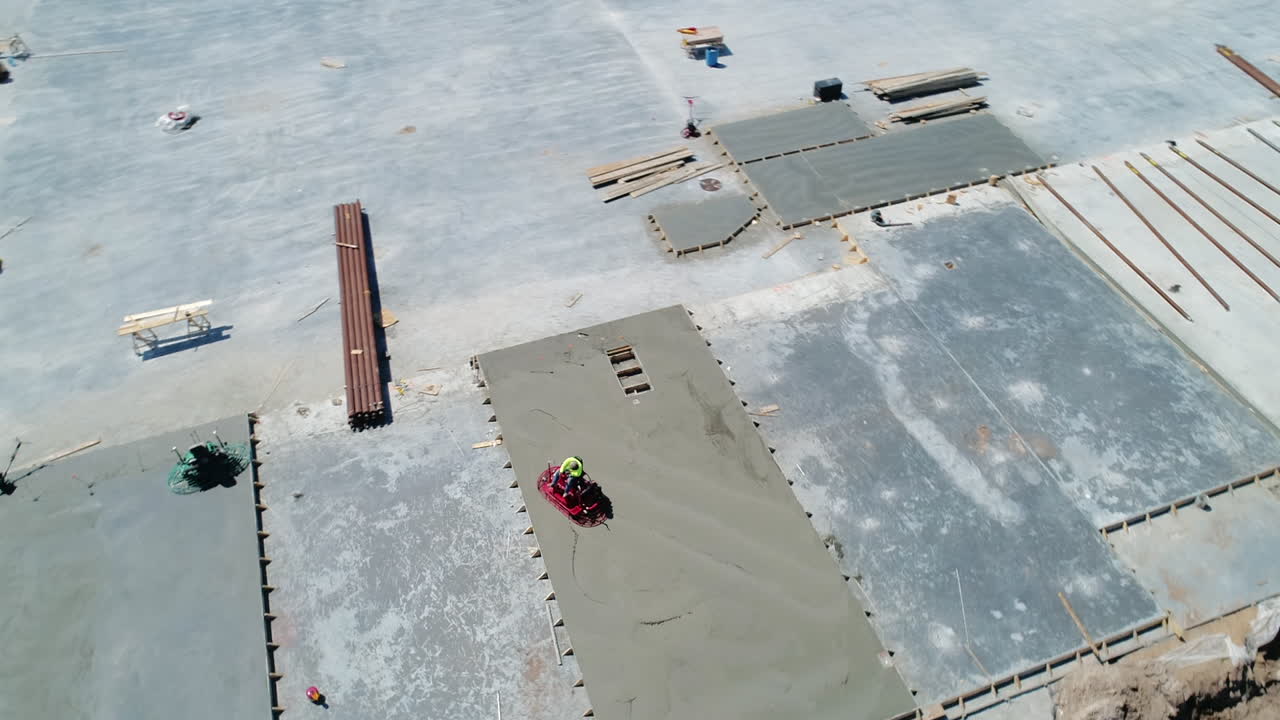 건설 현장에서 콘크리트를 다듬는 전동 흙손