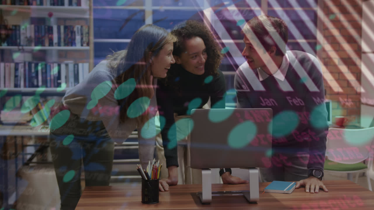 animación de las estadísticas y el procesamiento de datos sobre diversos empresarios que trabajan en la oficina