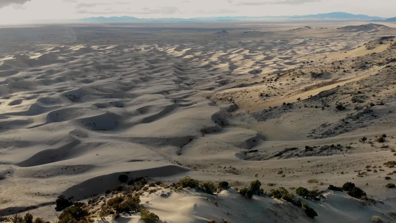 유타 주 네피에 있는 세비어 사막의 북동쪽 구석에 위치한 모래 언덕, 언덕 및 사그브러시 플래트의 큰 지역인 리틀 사하라 레크리에이션 에어 (little sahara recreation area) 에서 촬영된 화려한 4k 드론입니다.