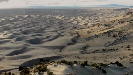 un espectacular drone de 4k filmado sobre el área de recreación little sahara, un gran área de dunas de arena, colinas y llanuras de sagebrush ubicadas en la esquina noreste del desierto de sevier en nephi, utah.