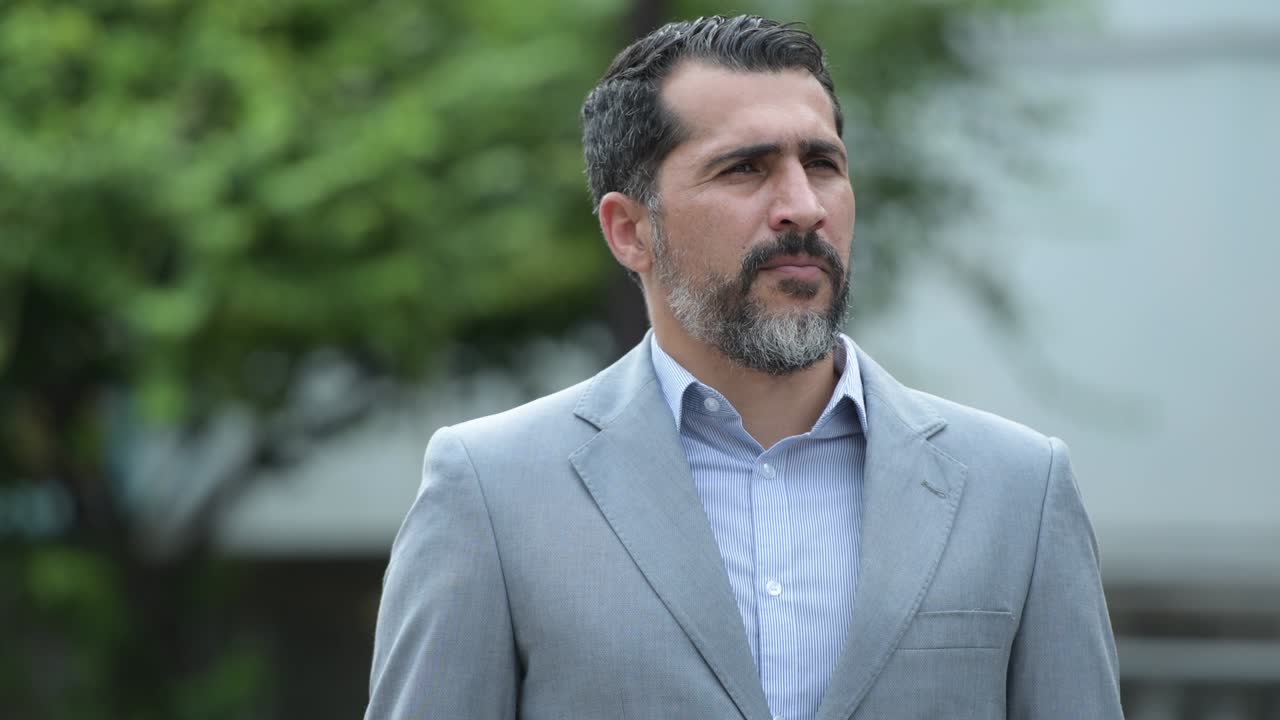 persa guapo hombre de negocios barbudo pensando en las calles al aire libre