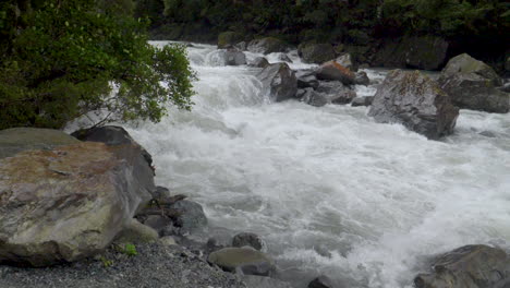 Imágenes-En-Cámara-Lenta-De-Rápidos-De-Ríos-Después-De-Una-Tormenta-Con-Costa---Milford-Sound,-Nueva-Zelanda