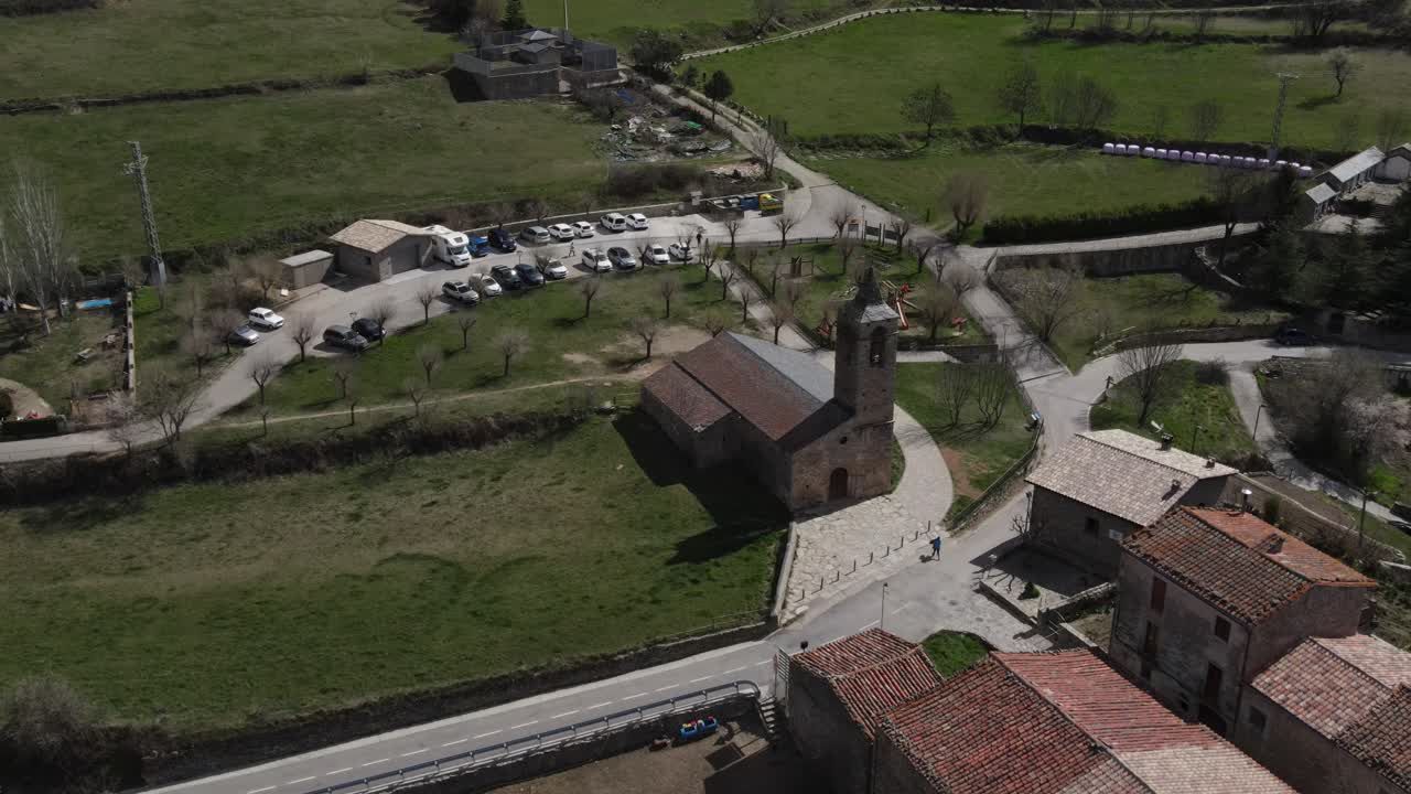 vistas aéreas de un antiguo pueblo con una iglesia románica en los pirineos en españa