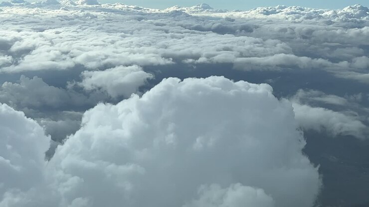Overflying the top of a cumulus cloud during the descent