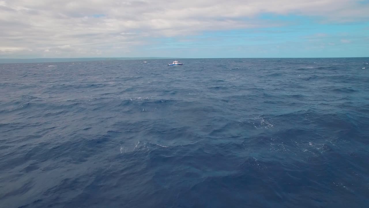 열대 바다 한가운데에 버려진 보트와 끝없는 지평선의 공중 전망
