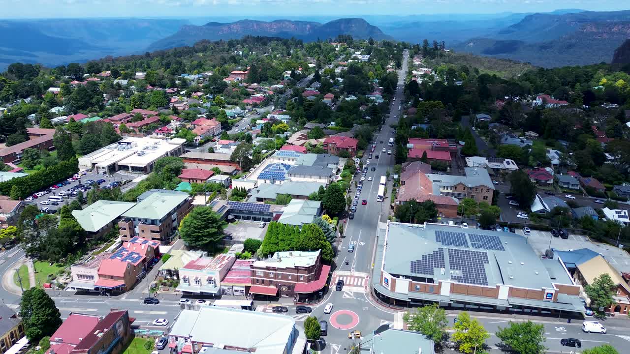 Luchtdronebeeld van het centrum van Katoomba met commerciële winkels, woningen, woonstraten, landschap en wegen in de Blue Mountains, Australië.