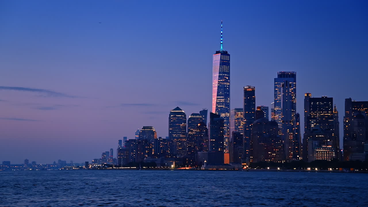 New York illuminata al tramonto. Splendidi grattacieli moderni illuminati sul lungofiume dell'East River