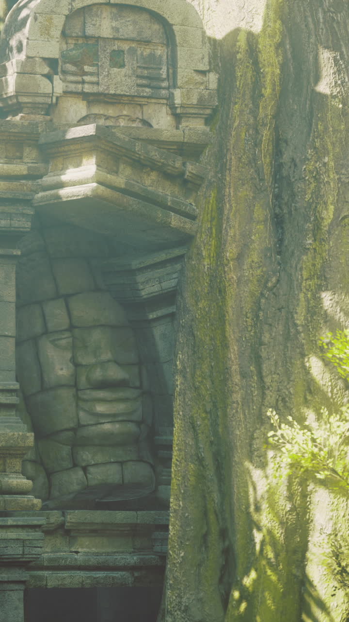 Rovine di un antico tempio avvolte dalla natura in un ambiente nebbioso