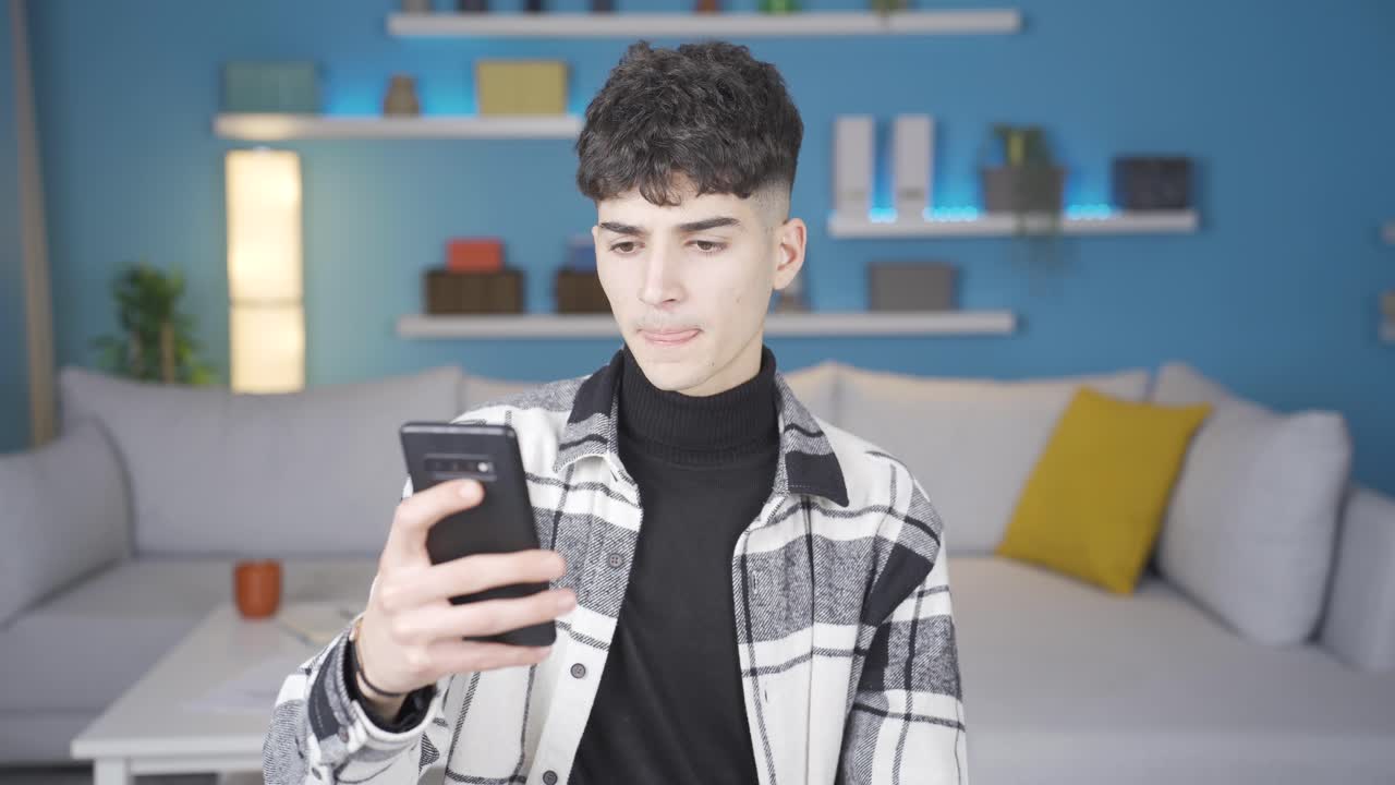 나쁜 소식을 듣고, 그 청년은 좌절합니다.