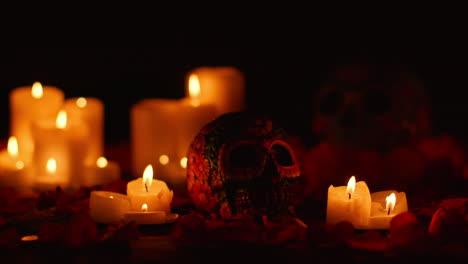 stilleven van een versierde schedel omringd door kaarsen ter viering van de mexicaanse feestdag dia de muertos of dag van de doden 3