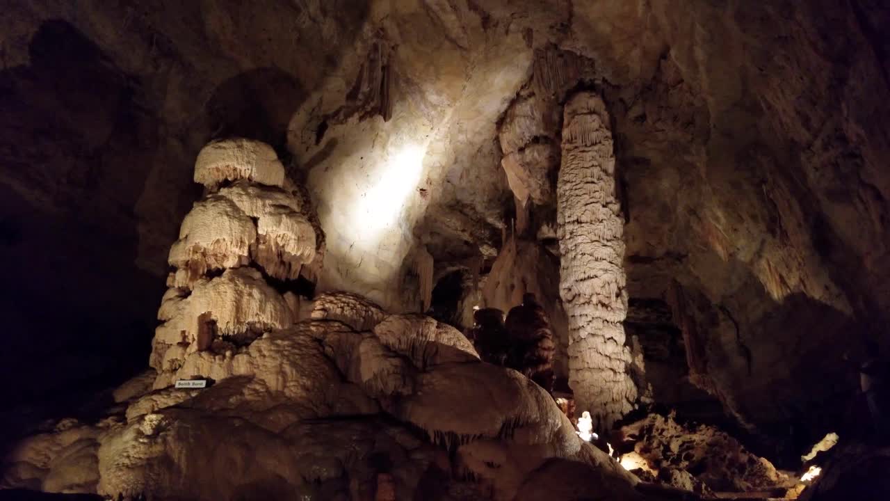 visita guiada a través de cavernas de puentes naturales en texas