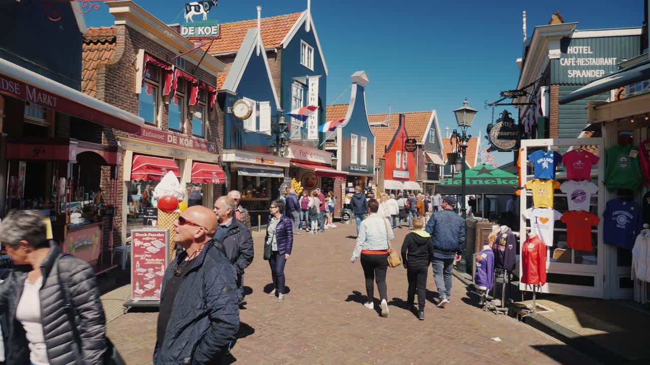 관광객들은 네덜란드 마을을 산책