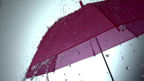 la lluvia cayendo sobre el paraguas rosa