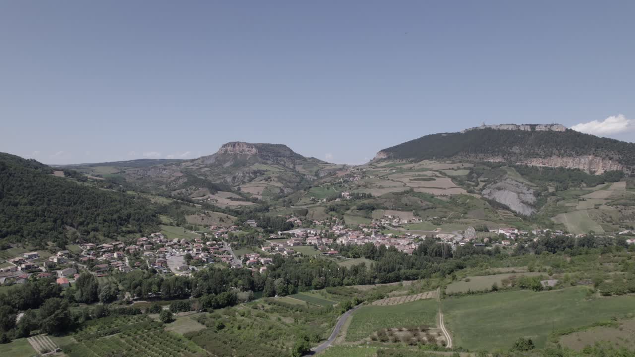 video con drone volando tarn river town mailhosques