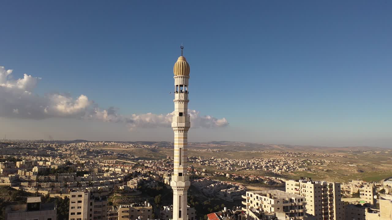 torre de la mezquita en el campamento de refugiados de anata, jerusalén, vista aérea
