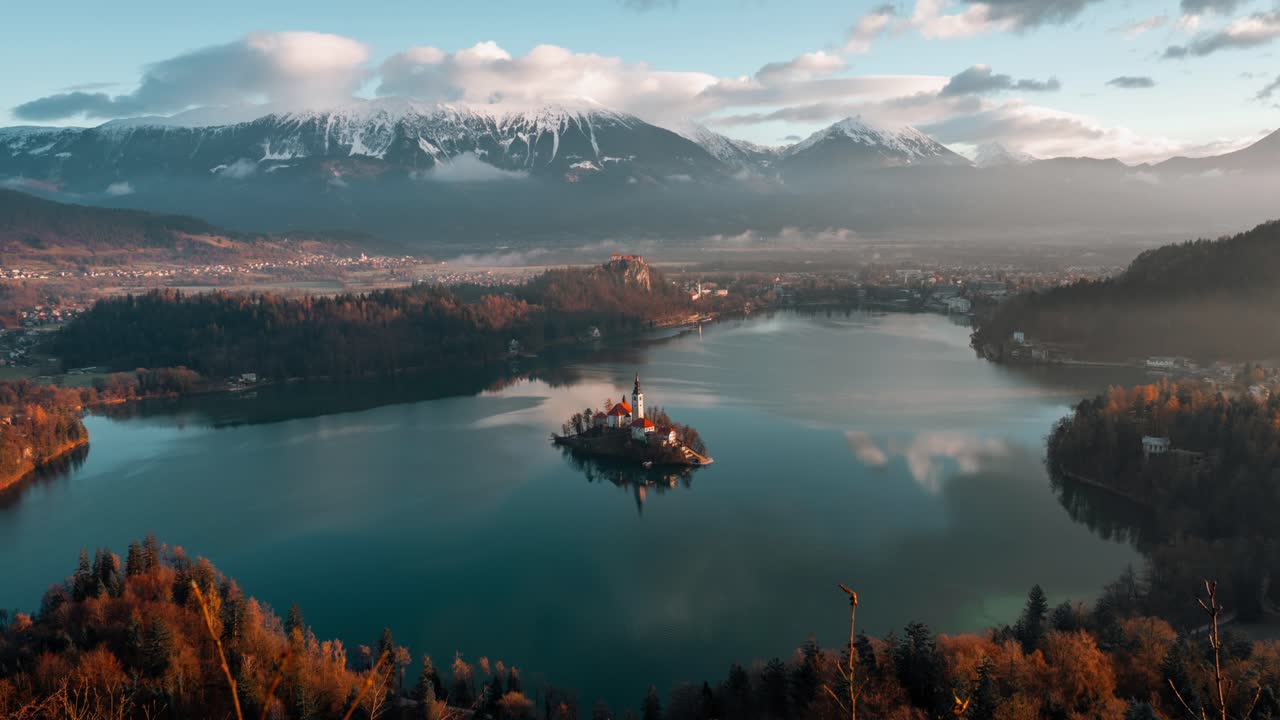 Splendido video aereo con drone in 4K cattura il Lago di Bled, Slovenia, all'alba