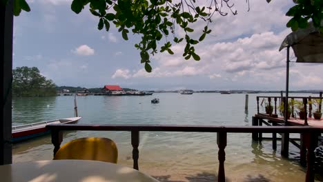 vista panorámica del embarcadero de pulau ubin en un mar tranquilo desde un restaurante en singapur - toma amplia