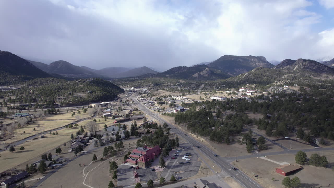 Ampia veduta aerea delle Montagne Rocciose su Estes Park, Colorado, e della strada che porta alla città.