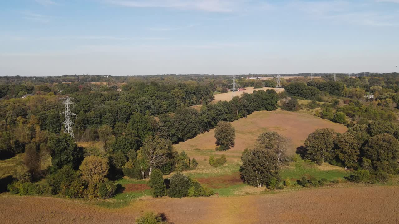 toma de pedestal que revela líneas eléctricas en un pequeño pueblo rural