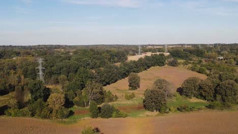 Toma-De-Pedestal-Que-Revela-Líneas-Eléctricas-En-Un-Pequeño-Pueblo-Rural