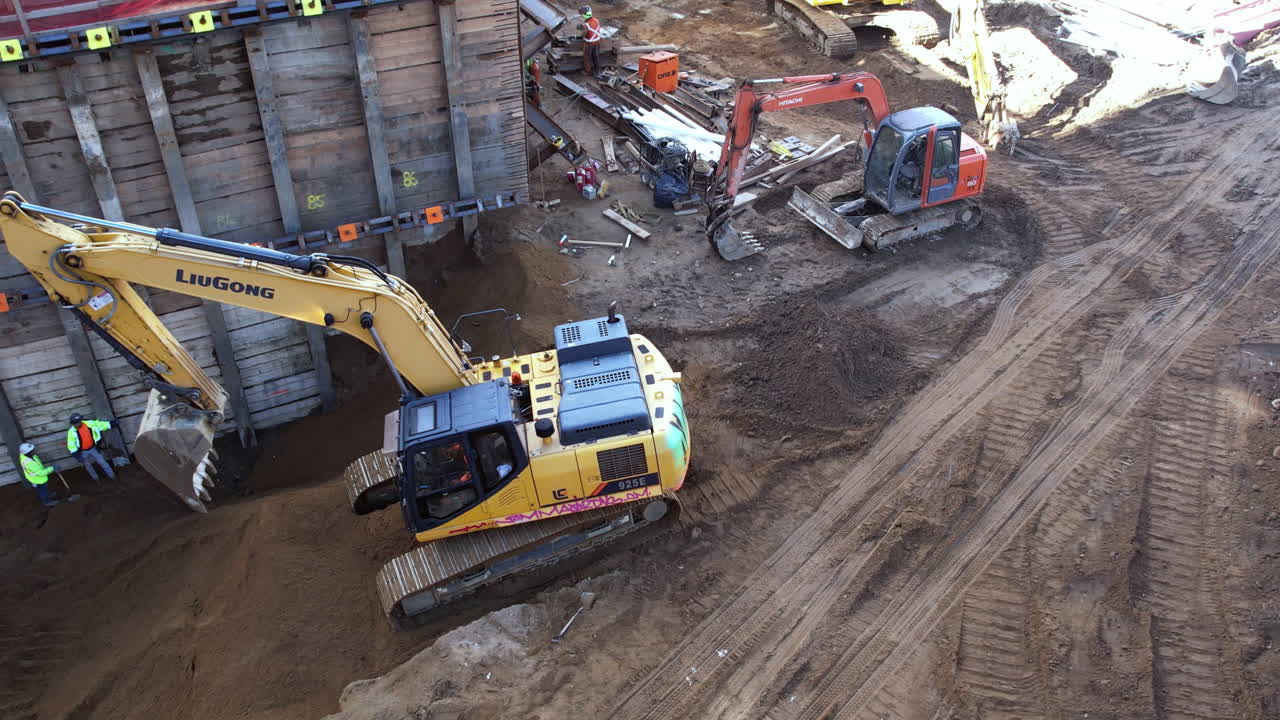 círculos de drones excavadora amarilla trabajando constructores de obra hola vis alta visibilidad