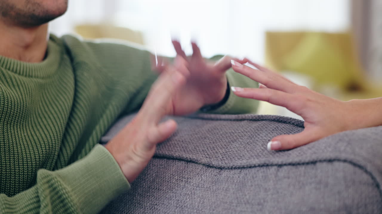 manos, pelear y pareja en el sofá con argumento