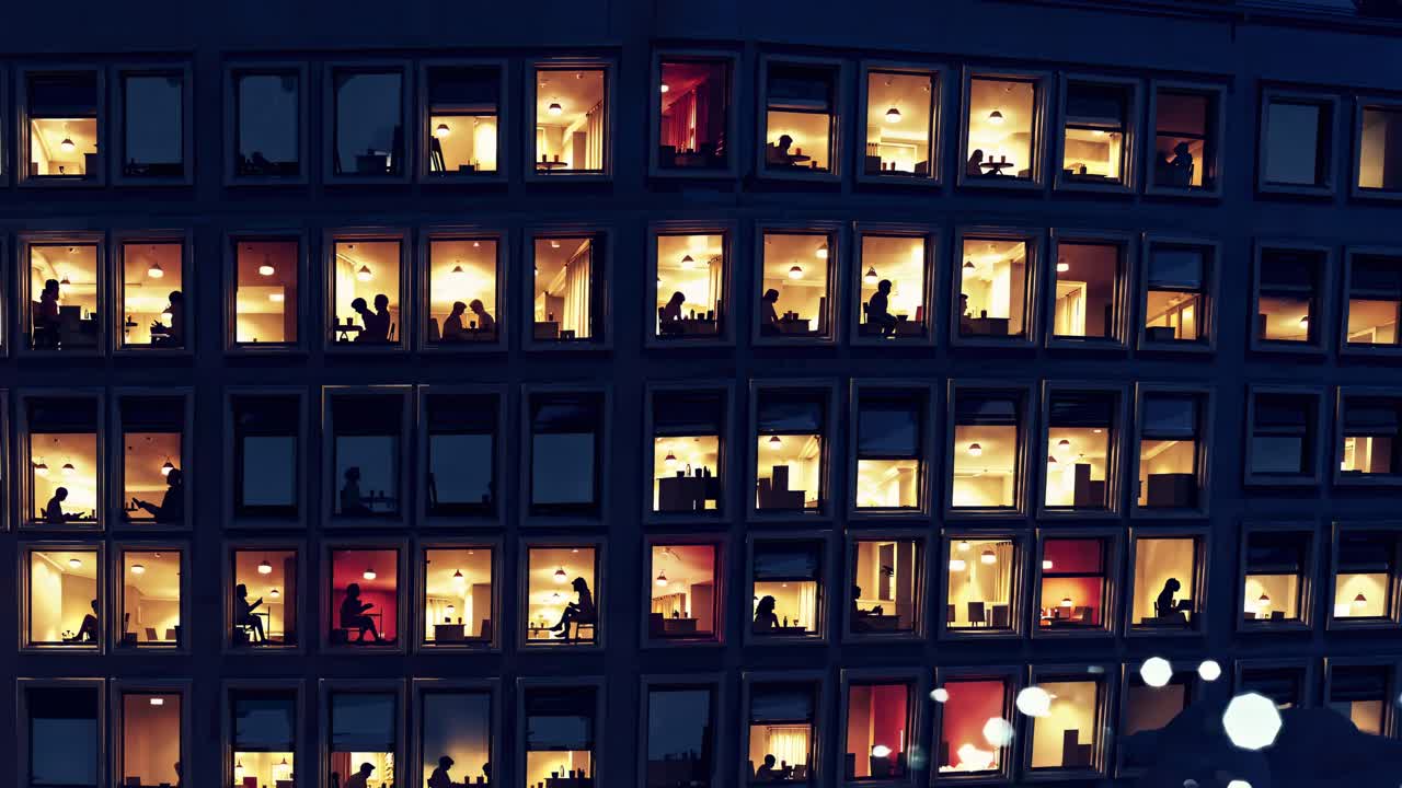 빛나는 창문과 함께 밤 도시 건물