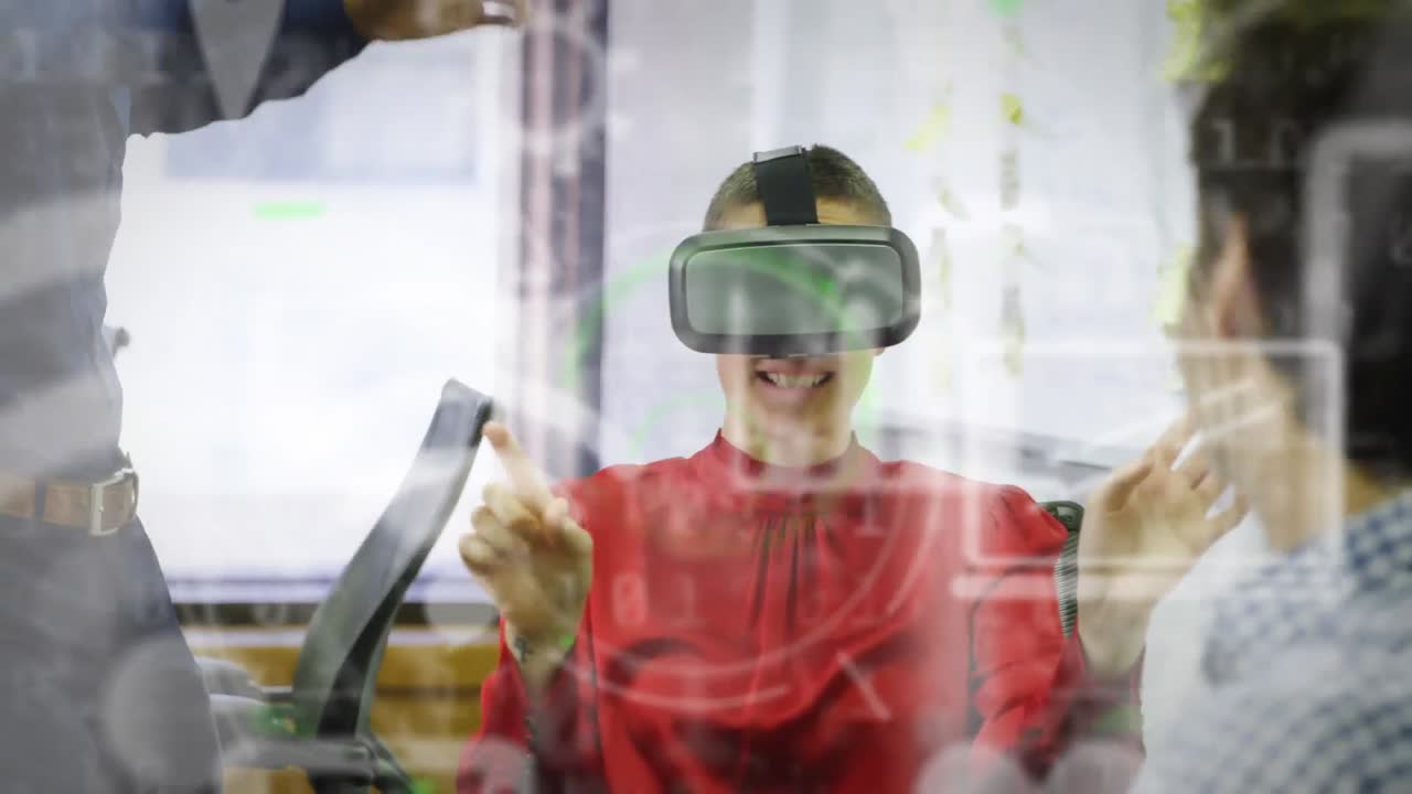 다양한 동료들과 vr 헤드 ⁇ 을 착용한 백인 여성에 대한 소셜 미디어 아이콘의 애니메이션