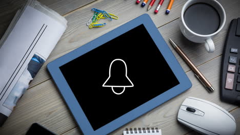 la tableta digital muestra el icono de la campana parpadeante, que simboliza la comunicación en línea.