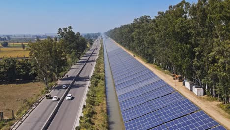 vista aérea de paneles solares junto con carreteras y tierras agrícolas. plantas solares superiores del canal de punjab. concepto de india en desarrollo.