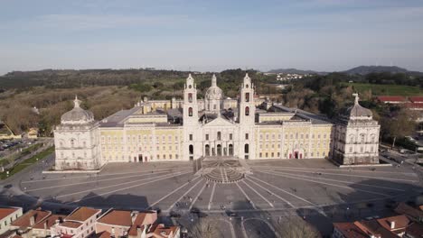 Toma-Aérea-En-Círculos-Del-Palacio-De-Mafra-En-Un-Día-Soleado