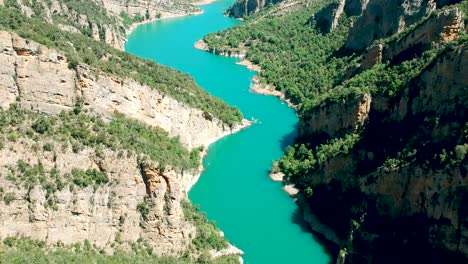 Depósito-De-Agua-En-Las-Crestas-De-Las-Montañas-De-Cataluña-España