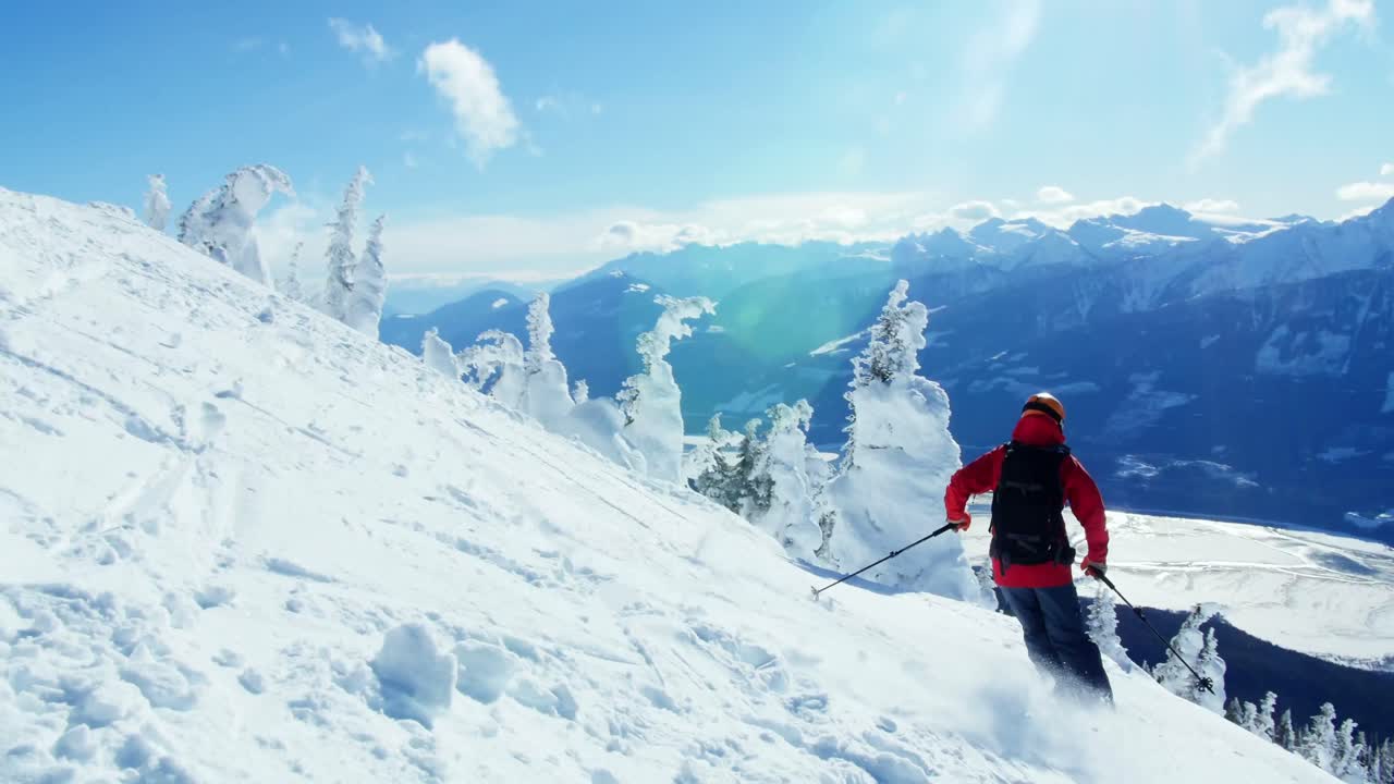persona haciendo snowboard en una montaña nevada