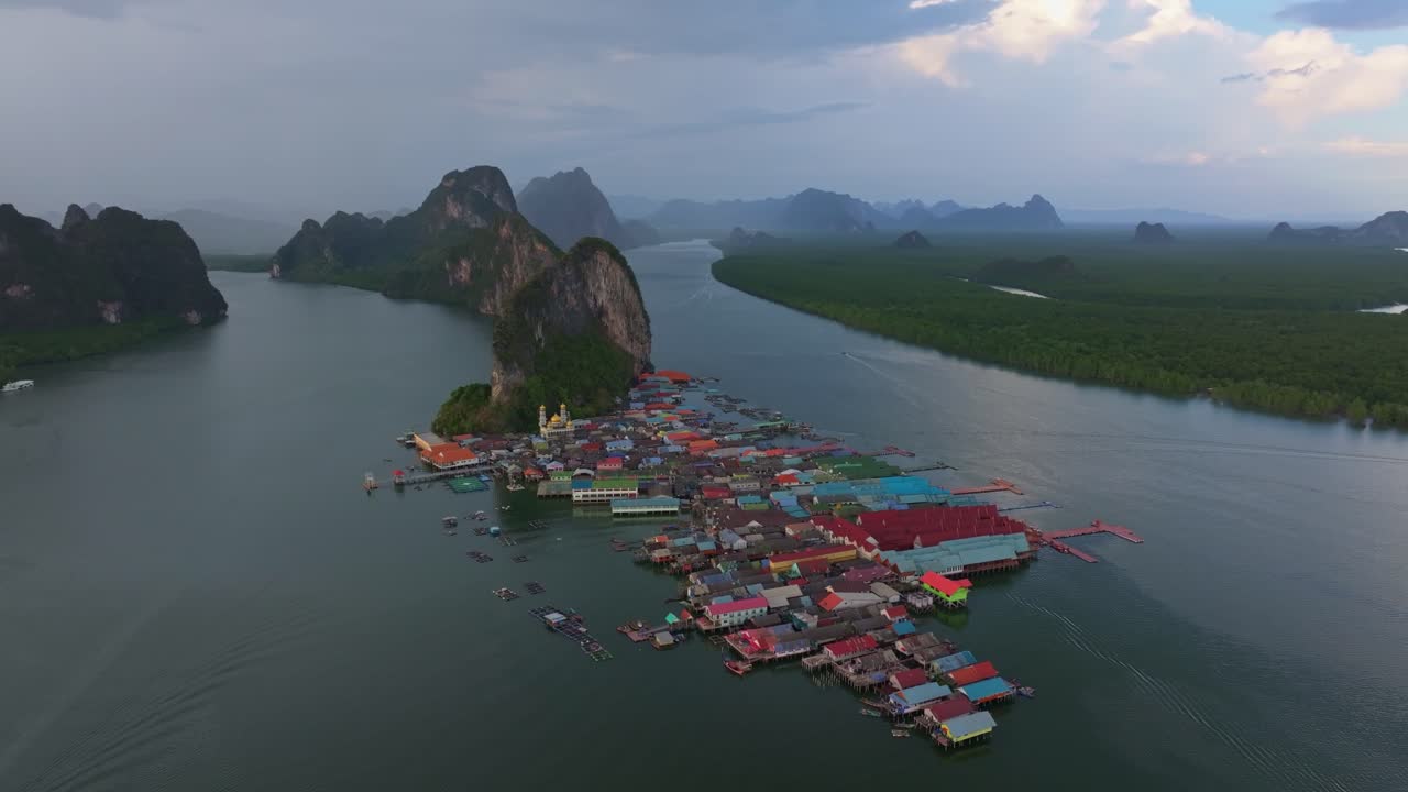 Làng chài nổi Koh Panyee nổi tiếng được chụp từ trên cao, Thái Lan