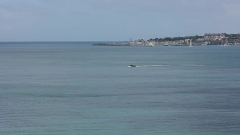 Vista-Amplia-Sobre-Algunos-Barcos-De-Pesca-En-Cascais