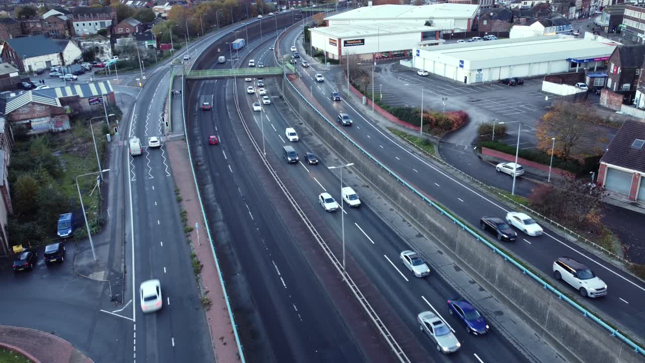 교통 이 많은 고속도로 의 공중 에서 볼 수 있는 모습