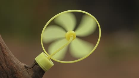 ventilador de juguete en el viento