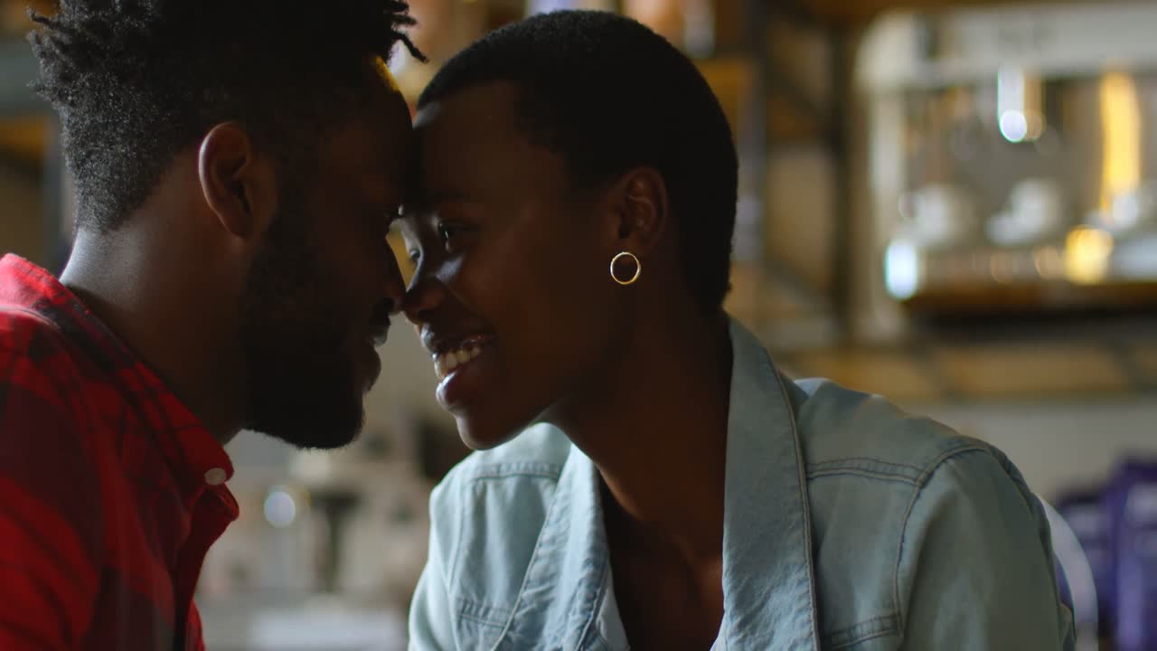 pareja cabeza a cabeza en el café 4k