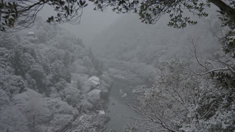 Tormenta-De-Nieve-En-Arashiyama,-Escena-De-La-Montaña-Del-Campo-De-Kyoto