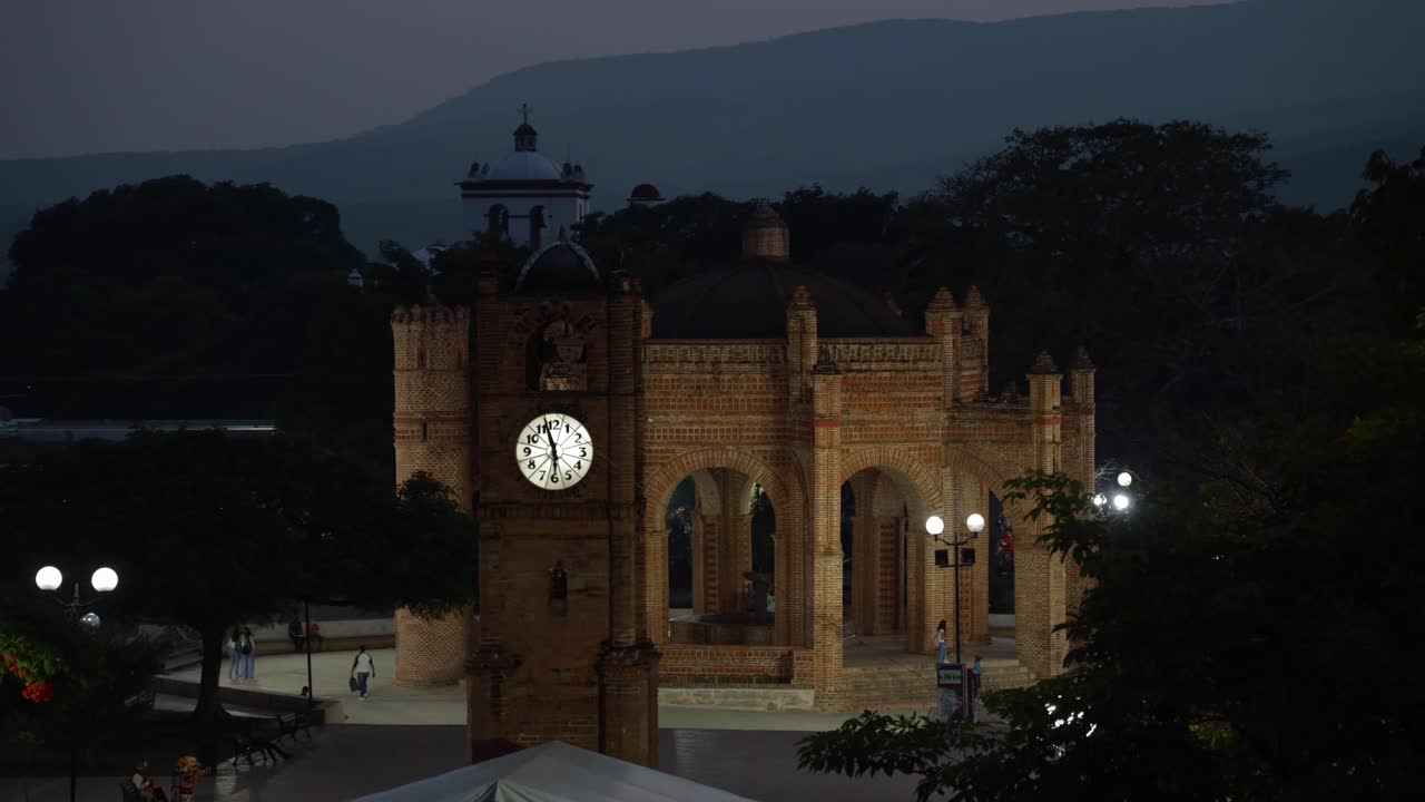 Chiapa de Corzo main square clock, Mexico time-lapse day to night