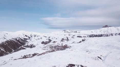 Flug-über-Das-Bergdorf-High-Alborz-Im-Winterschnee-Schöne-Weiße-Landschaft