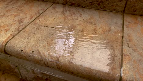 El-Agua-De-Lluvia-Corre-Por-Los-Escalones-De-Piedra