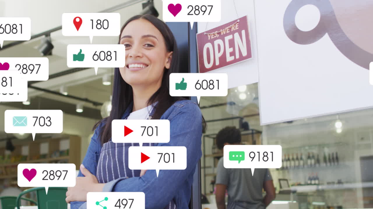 animación del procesamiento de datos de las redes sociales sobre una vendedora biracial en una tienda de comestibles