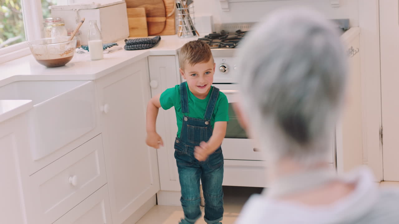 손자와 할아버지가 부에서 안고 있다