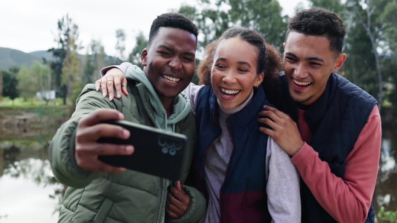 Amici, campeggio e selfie mentre ridono con un sorriso