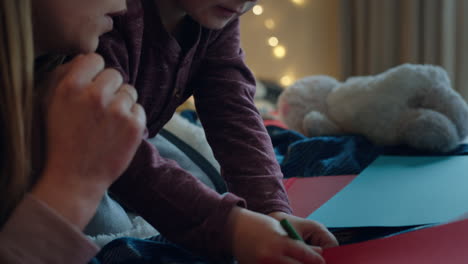 Niño-Pequeño-Haciendo-Invitaciones-A-Fiestas-De-Cumpleaños-Con-Madre-Ayudando-A-Su-Hijo-En-Un-Dormitorio-Colorido-Disfrutando-De-La-Imaginación-Creativa